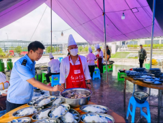 <b><b>通过发放图文并茂的《农村家宴食物平安须知》</b></b>